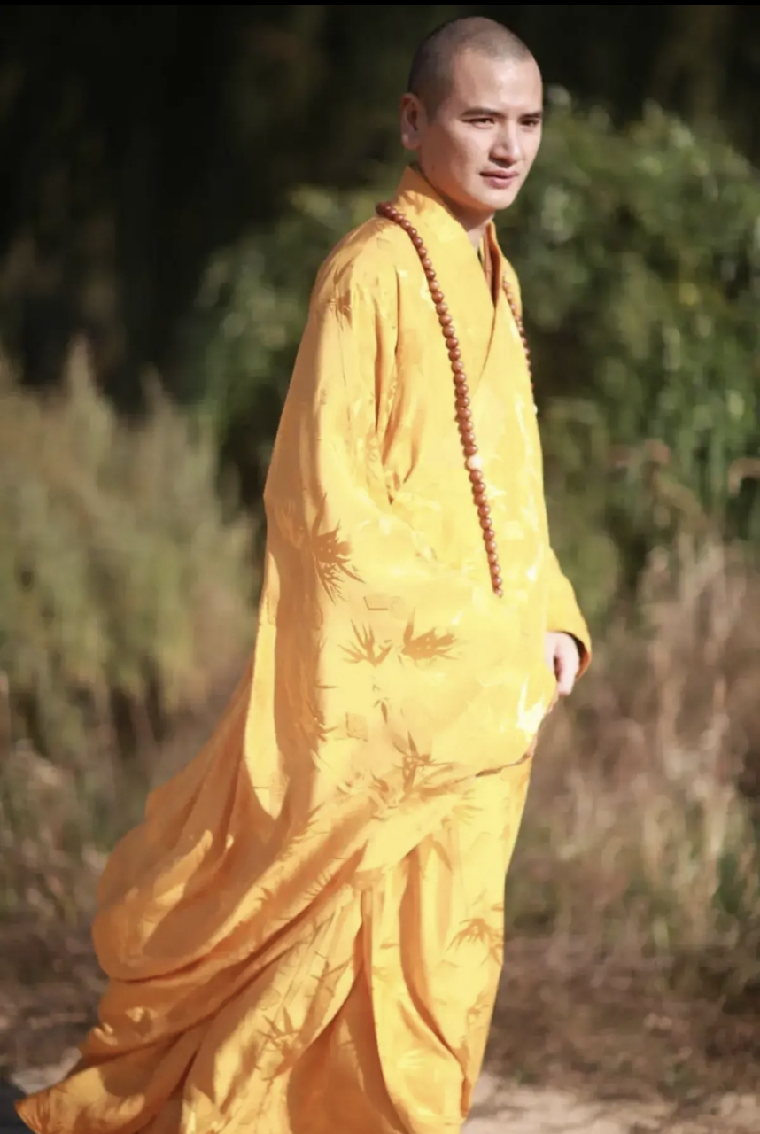 中国最帅出家人释明心,身高1米8多,长相俊朗,颇有佛相.