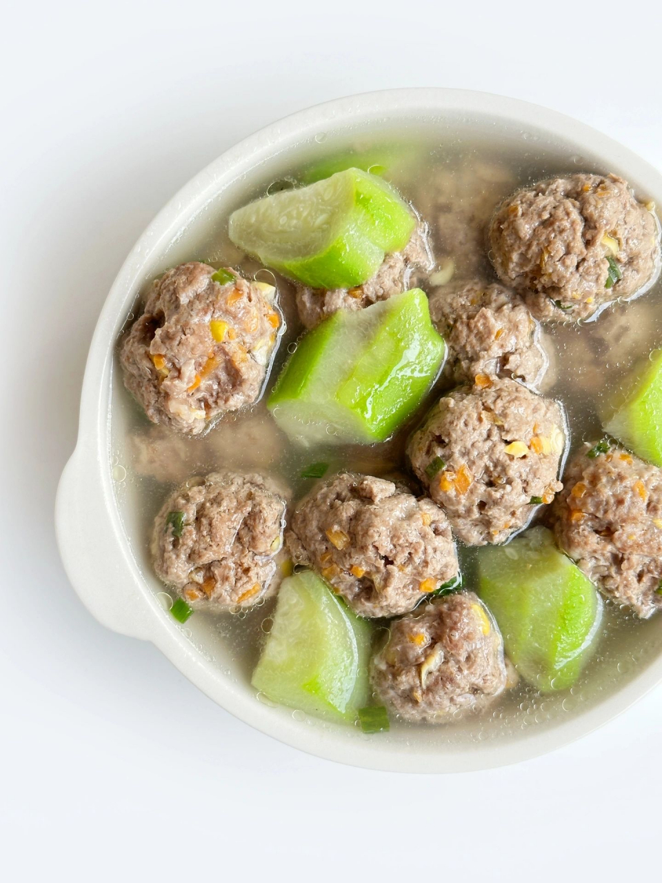 丝瓜牛肉丸子汤,营养丰富又鲜美,补钙补铁|  食       材:牛肉,胡萝卜