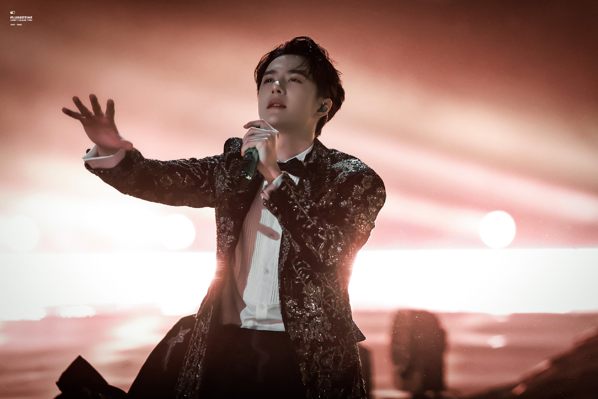 张新成跨年舞台让人惊艳,王一博出场方式好特别,编舞灯光藏细节