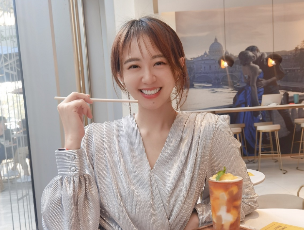 女演员曝四字明星耍大牌,易烊千玺躺枪,粉丝:蹭热度,认错人