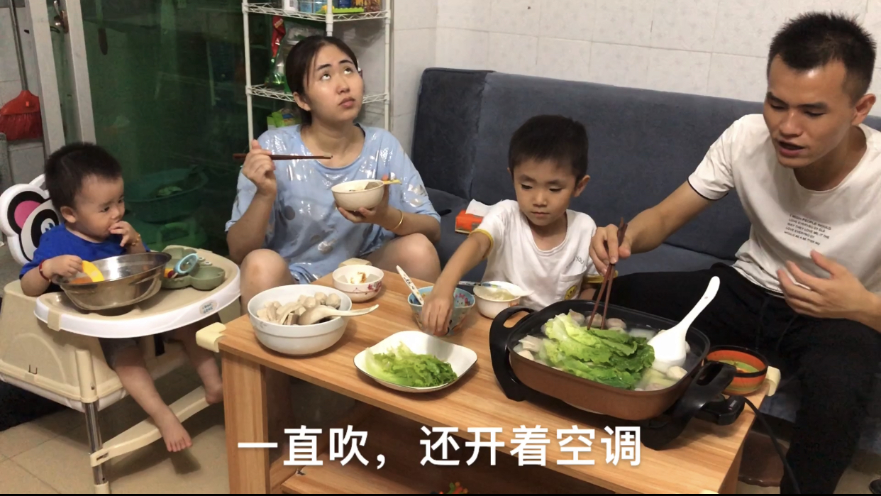 一斤牛肉丸一斤猪肉丸,一家四口开着空调吃火锅,爽歪歪