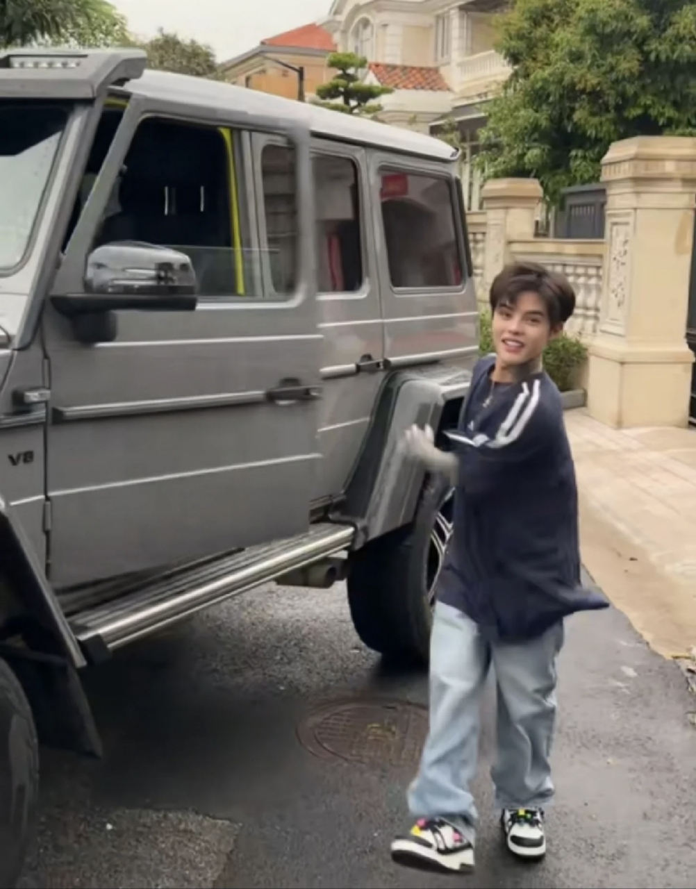 网红殷世航身高估计只有155,真的能开这辆车吗?