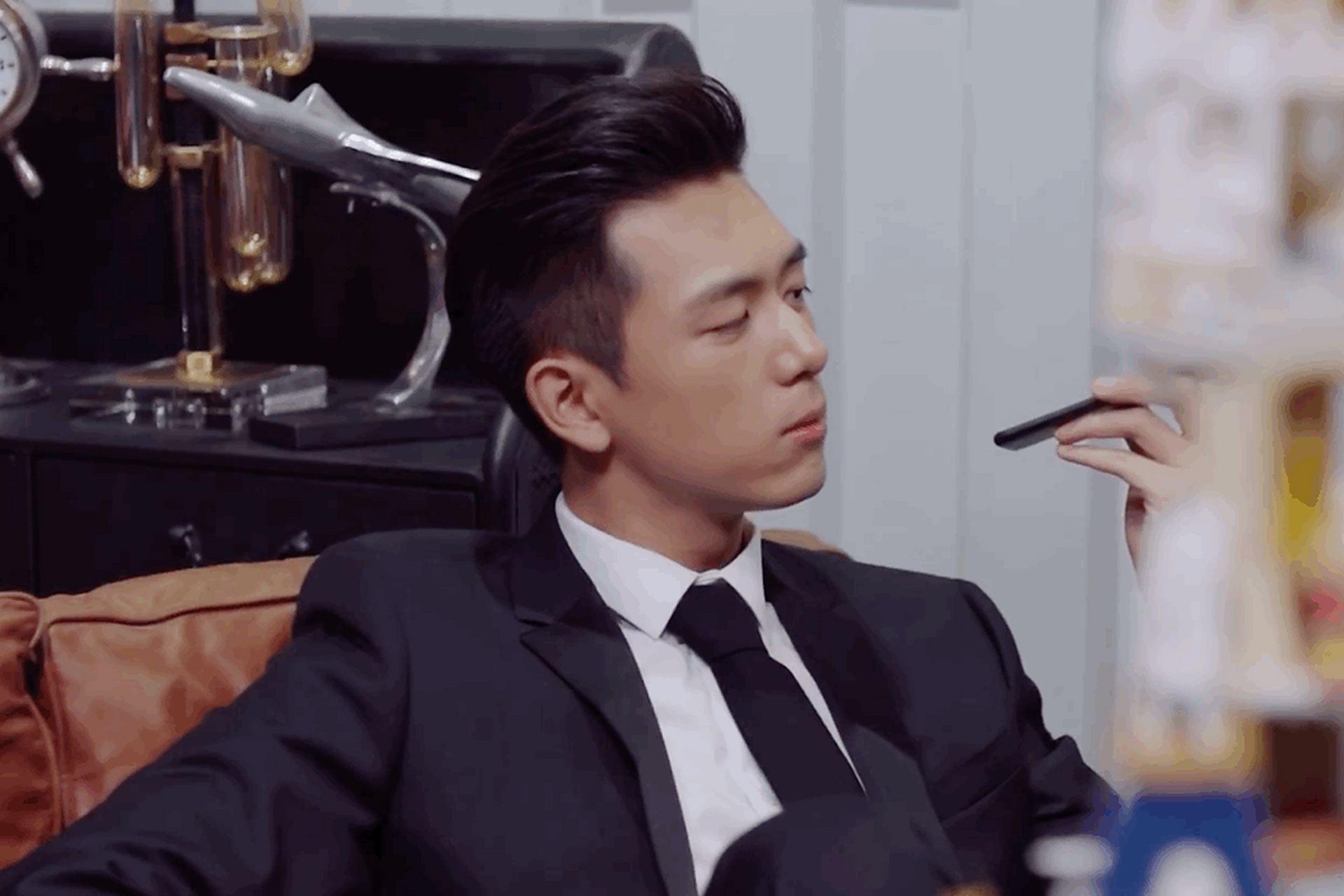 李现大背头造型,没有油腻感反而很男人!#李现