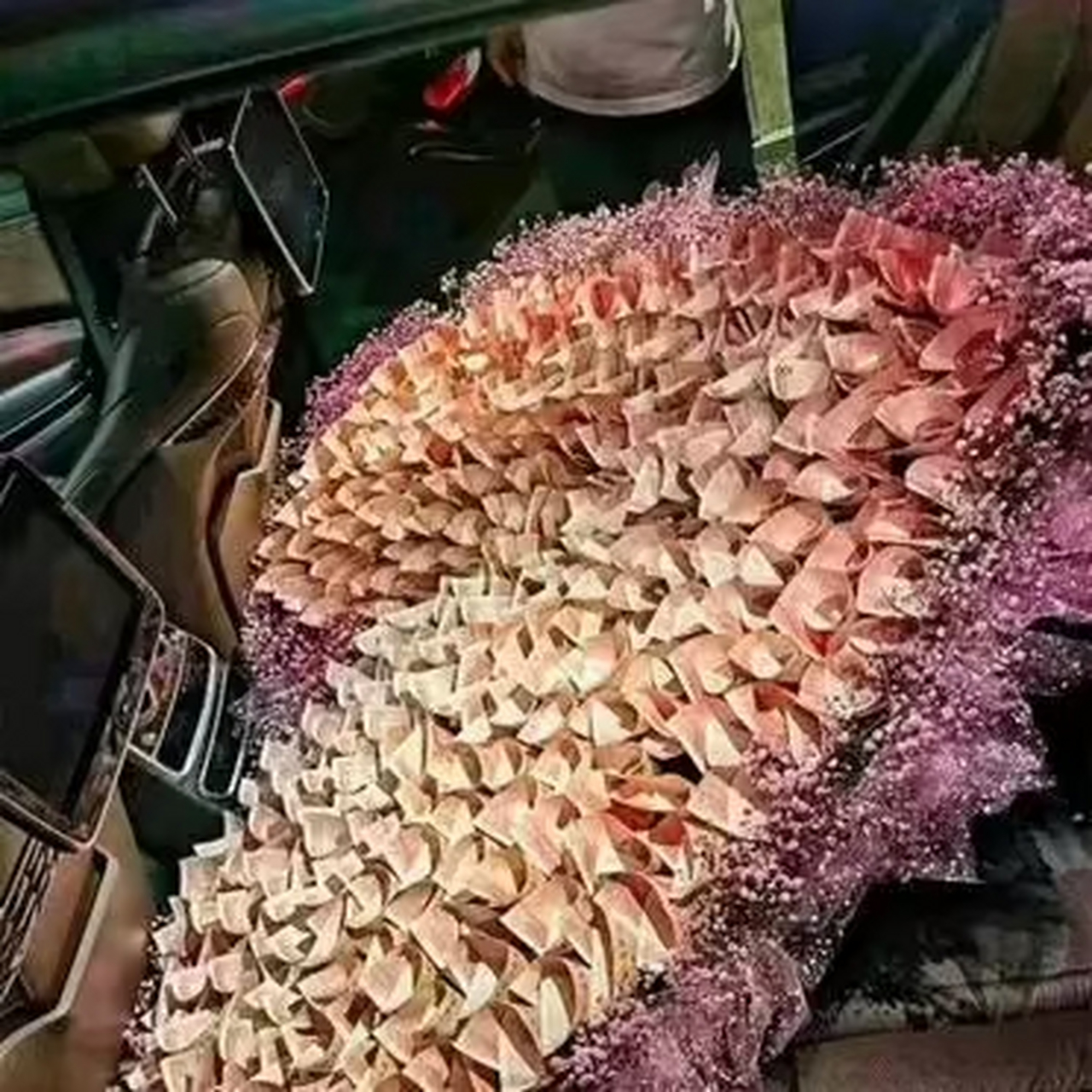 女朋友生日花了5200专门订制的花,她一定会很感动吧!
