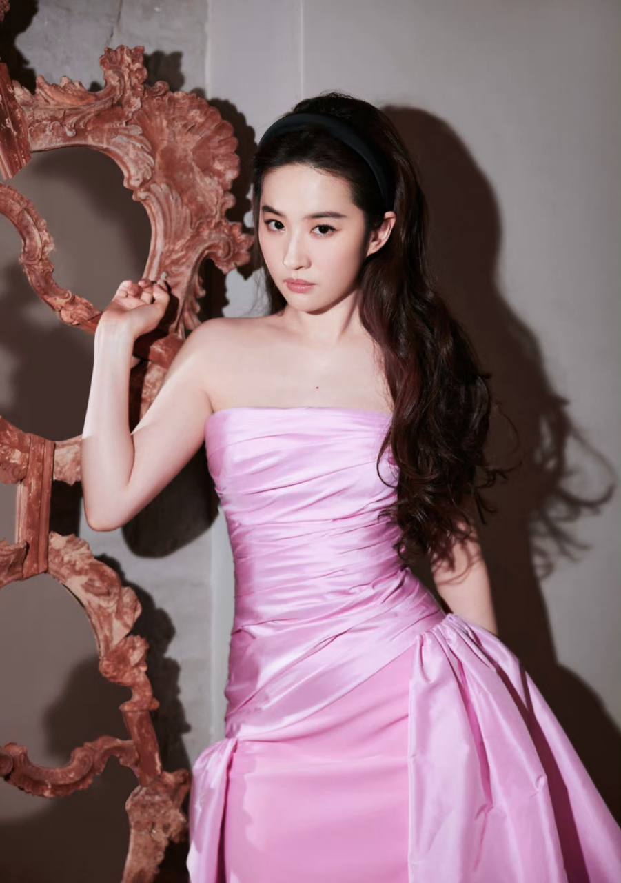 刘亦菲穿粉色衣服照片图片