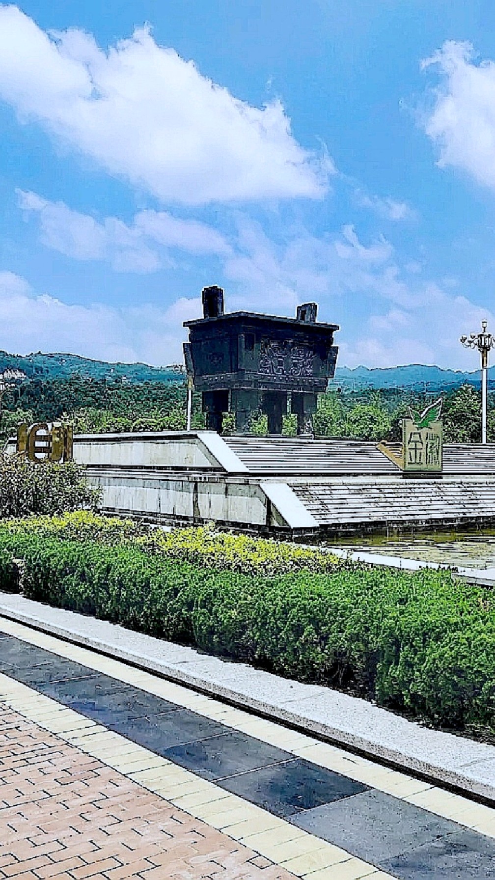 甘肃金徽酒文化广场,山清水秀景色迷人,是陇南的一道亮丽风景线