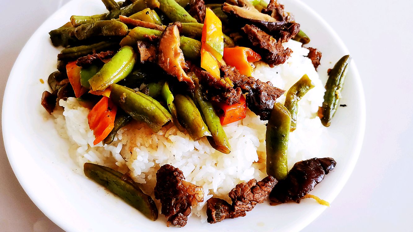 做美食一定要走心才能做出美味来一盘牛肉香菇豆角盖浇饭味道不错