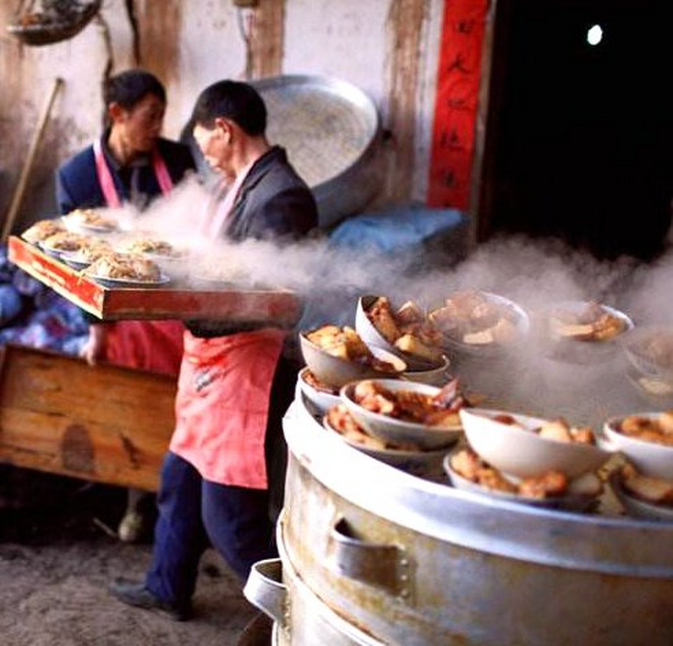 江西萍乡,萍乡传统酒席,一般为萍乡十大碗,寓意十全十美,上菜顺序有