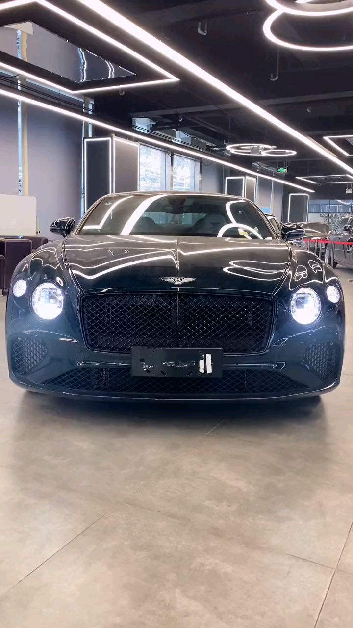 2021宾利欧陆gt,两门轿跑,颜色相当漂亮!-度小视