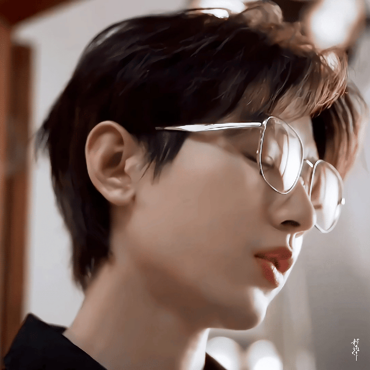 来部现代剧@成毅  斯文败类,表面一套背后一套的那种, 你对我好我加倍