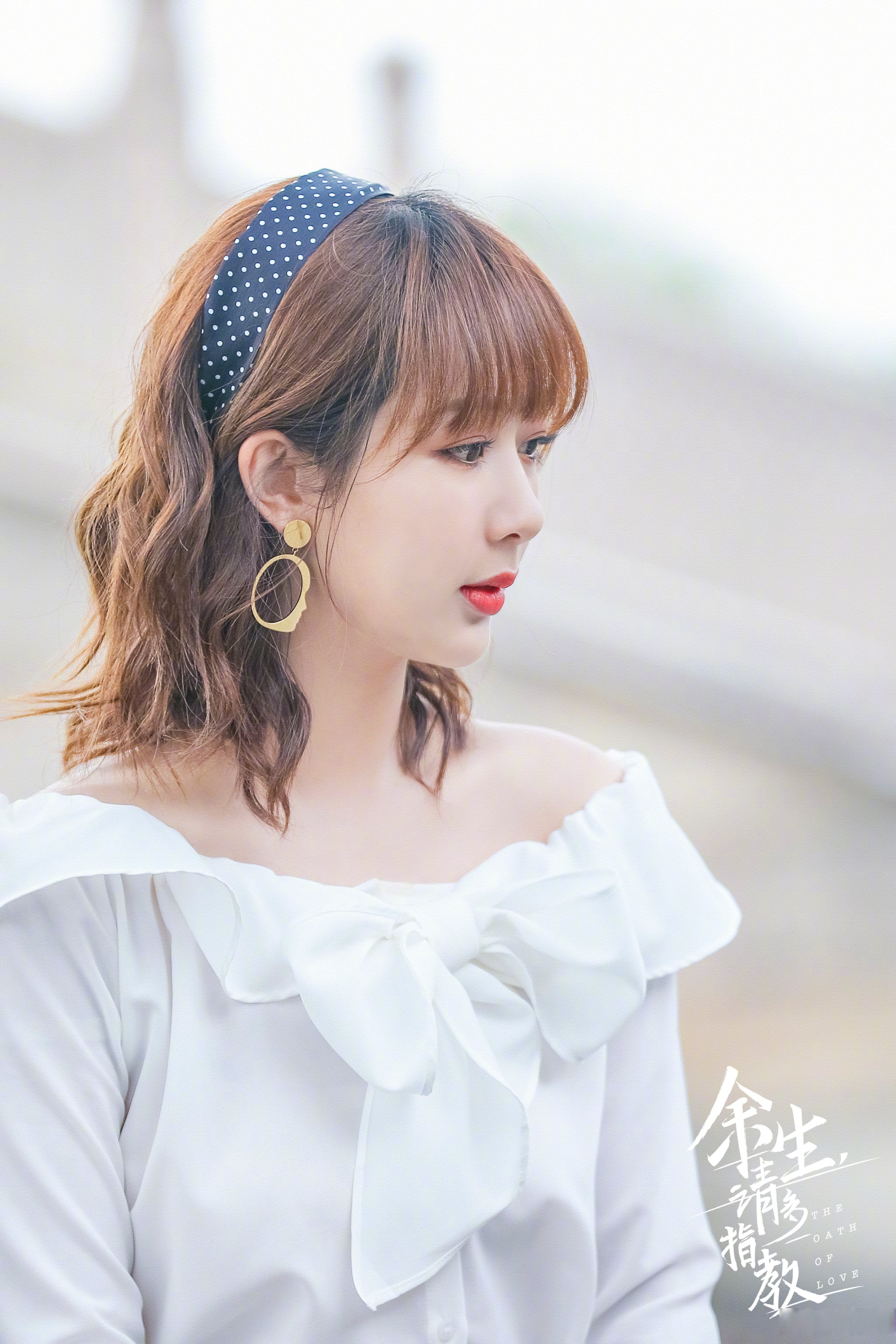 杨紫留空气刘海穿蝴蝶结上衣,天鹅颈美白的肌肤尽显无疑,真好看