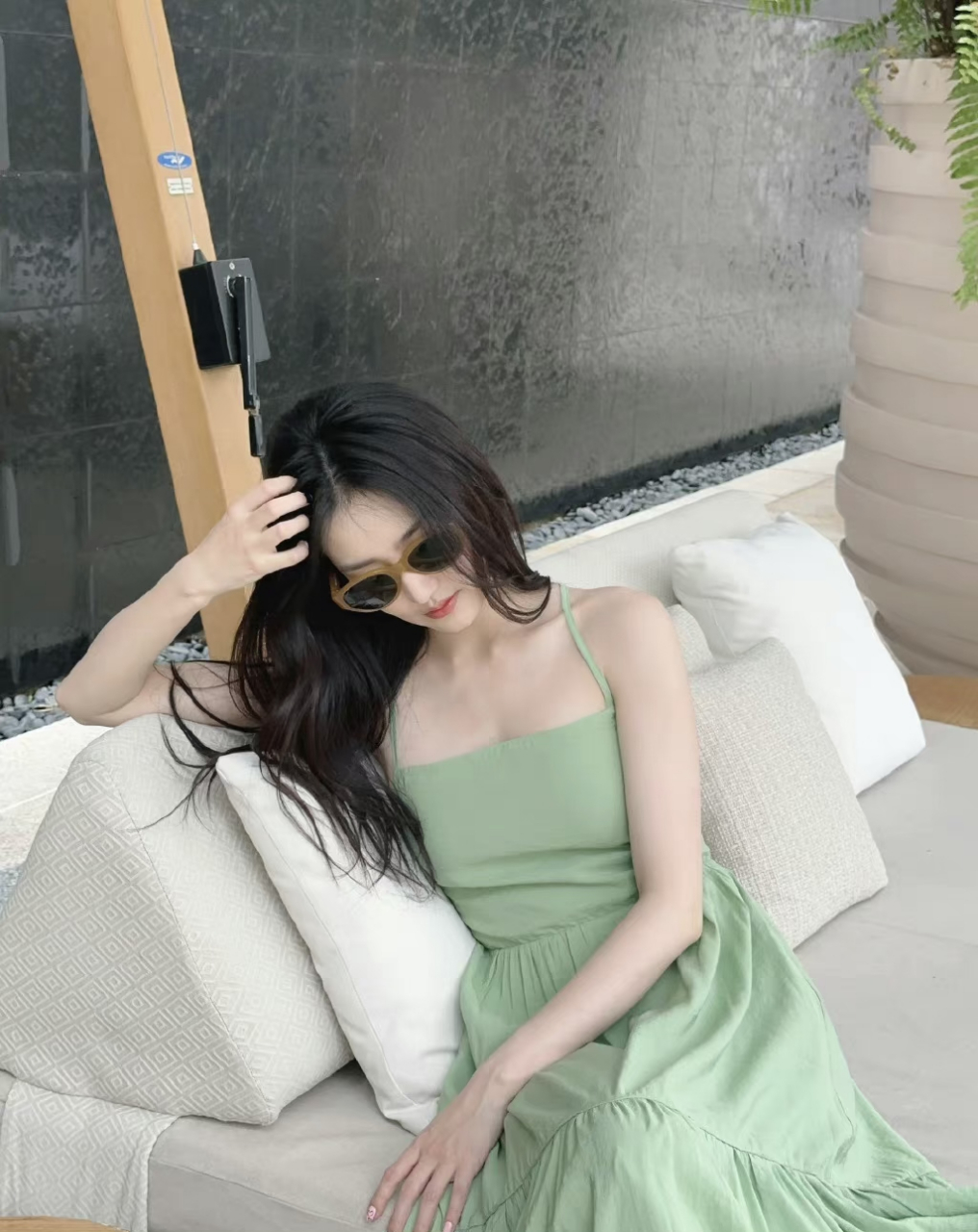 徐璐绿色连衣裙,是夏天清凉的感觉,就是这个背看着有点冷02