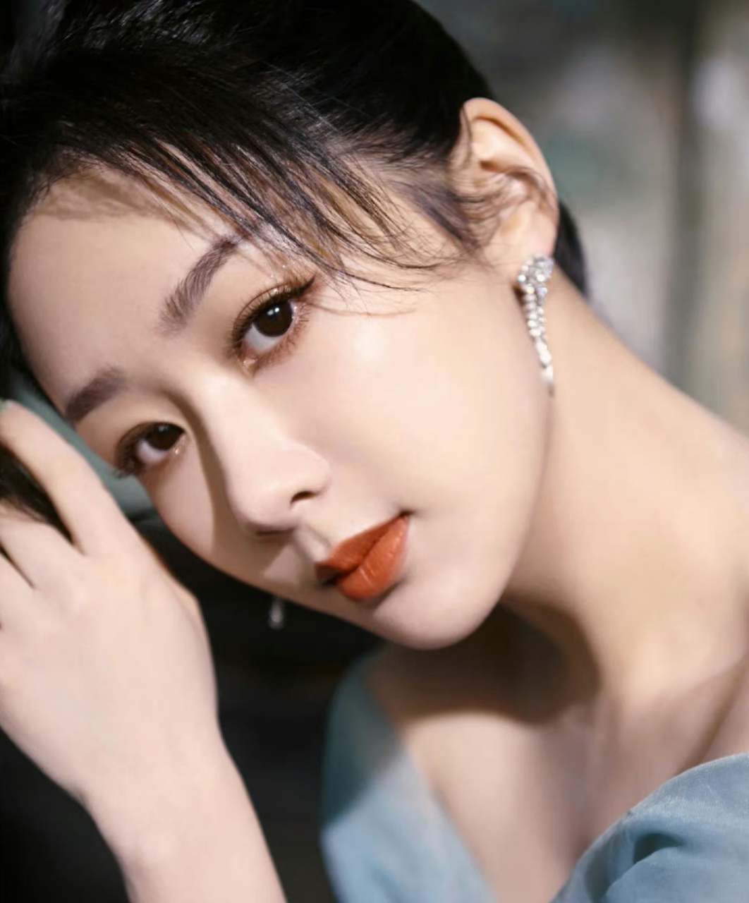 杨紫# 一袭蓝色抹胸溜肩纱裙,清纯妩媚的眼神,肤白貌美的容颜,婀娜