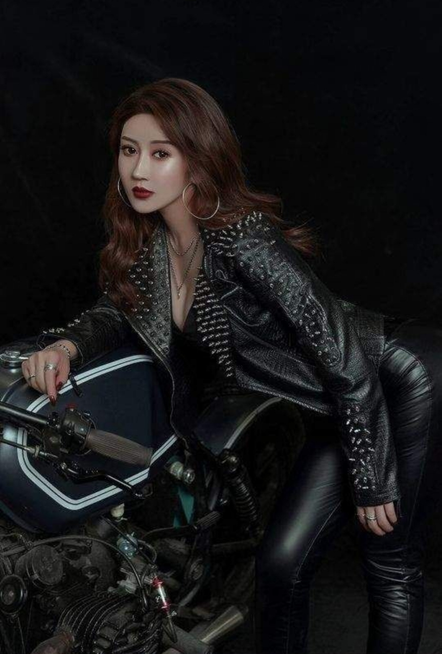 姜彦希美照精选,有着性感火辣的身材曲线,非常的高挑,前凸后翘的s型