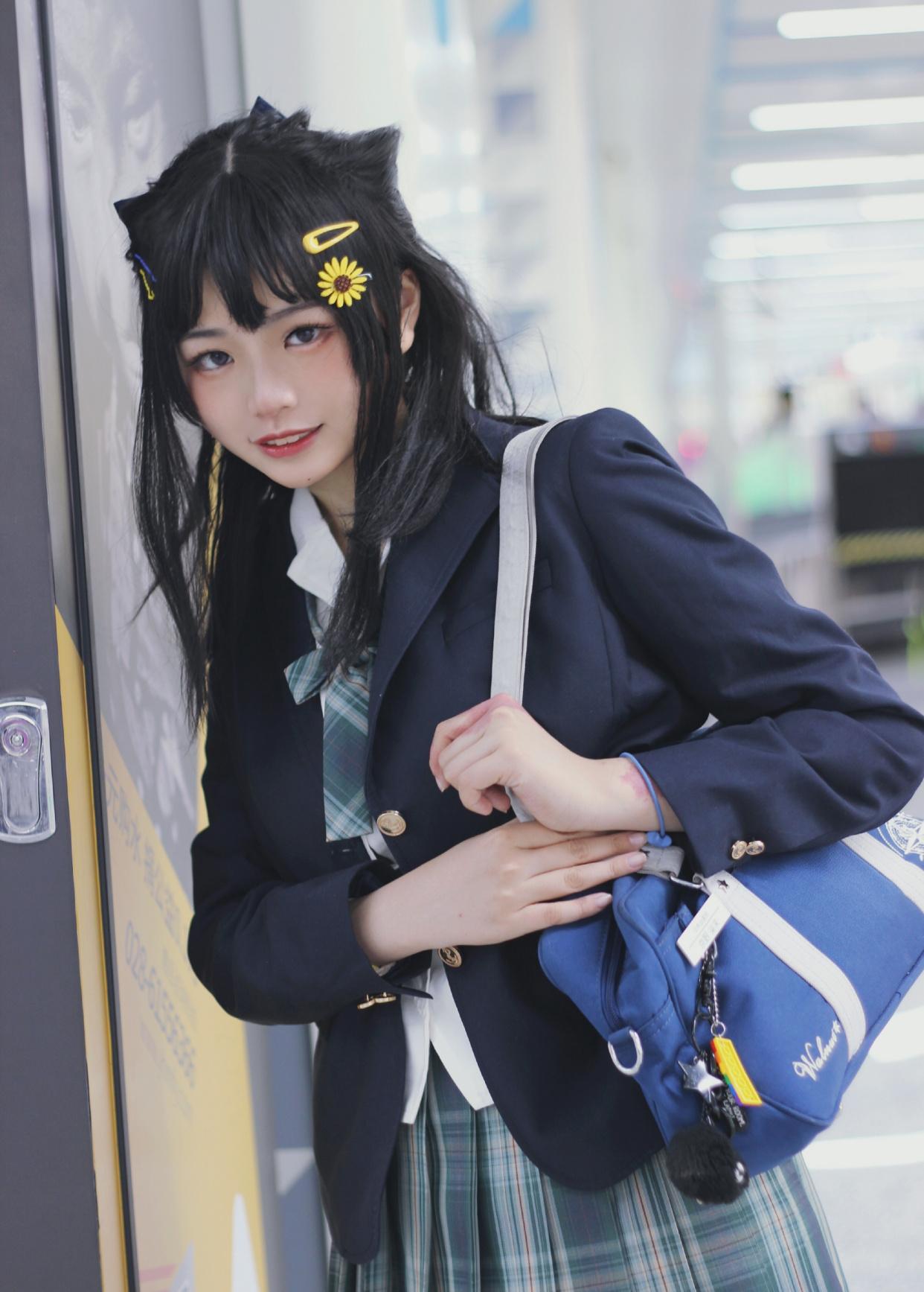 穿jk制服的少女,风格散漫,有总像猫儿般慵懒的气质