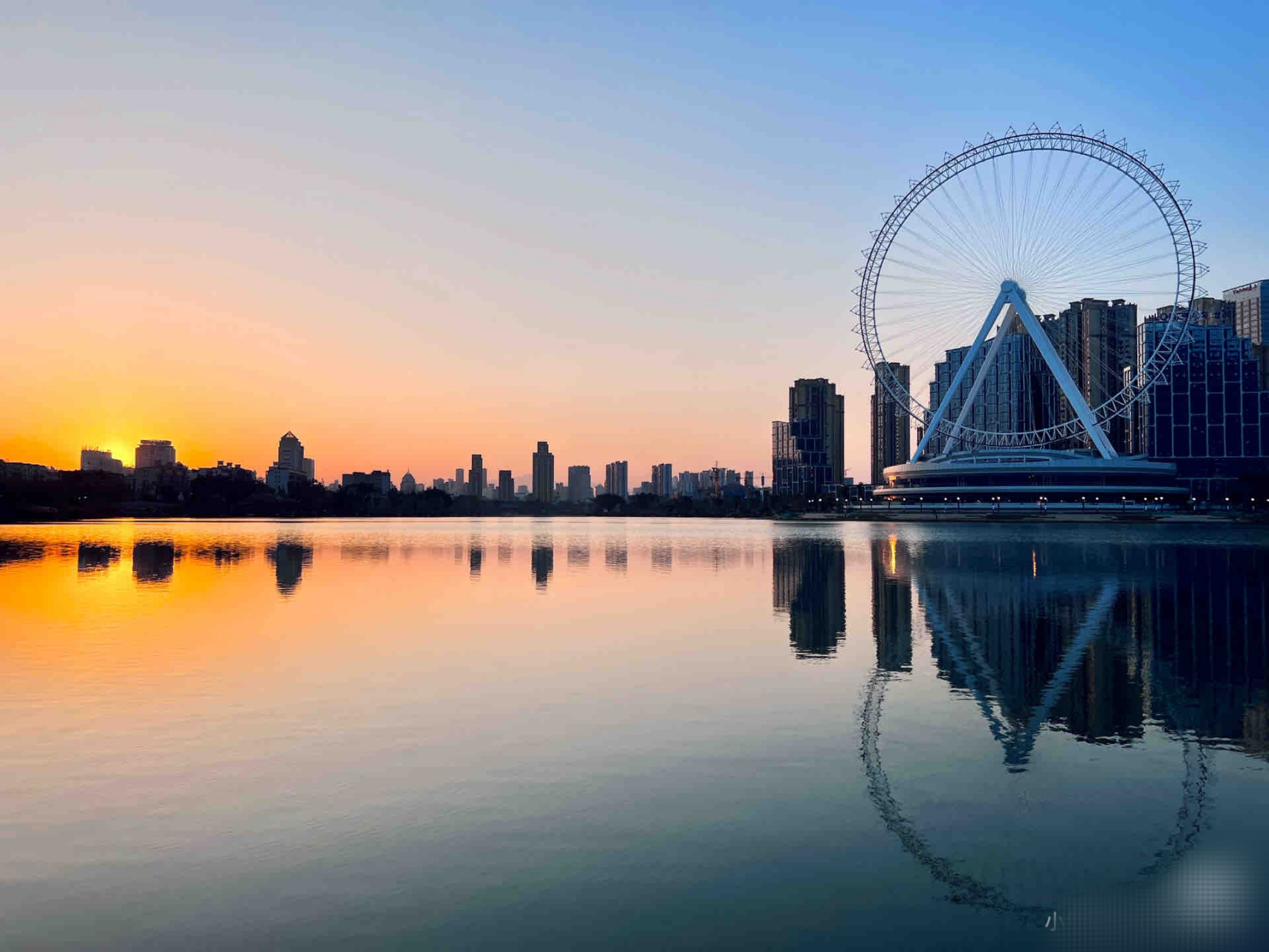 福州晋安湖的摩天轮虽然现在还没开放,但确实很赏心悦目.不论怎么拍都