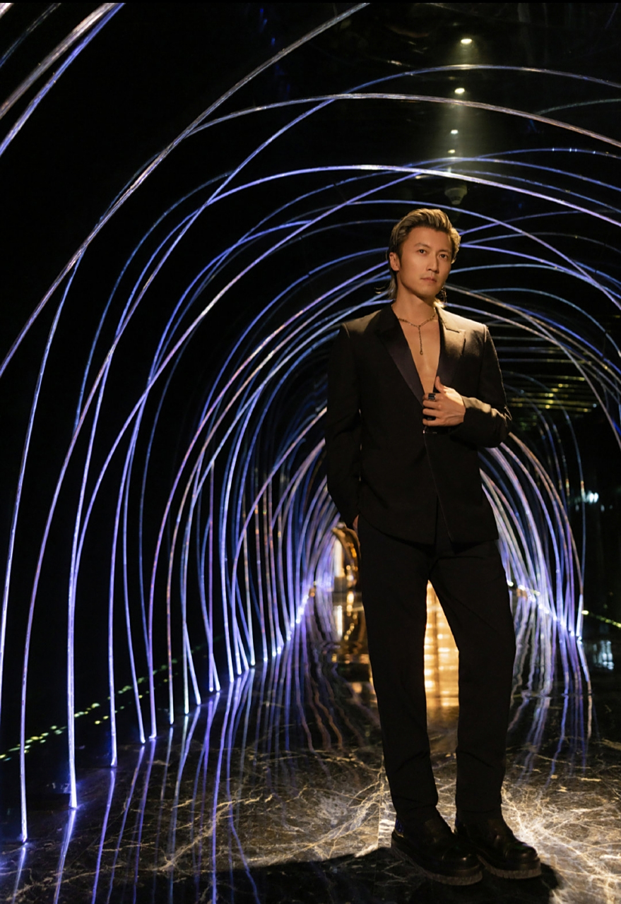 谢霆锋真空西装造型.  #谢霆锋# #微博电影之夜