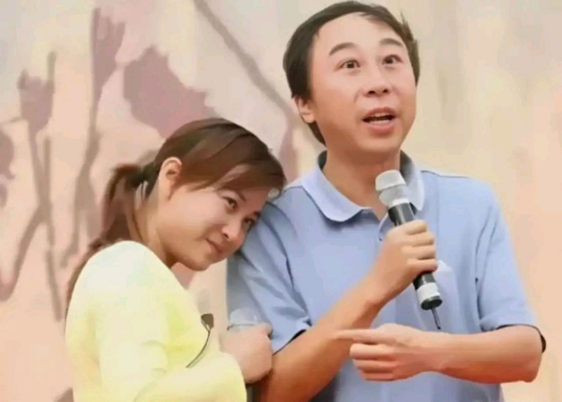 有一次,冯巩带贾玲和另一个徒弟去吃"铁锅鸡",吃完后服务过来问道:"一