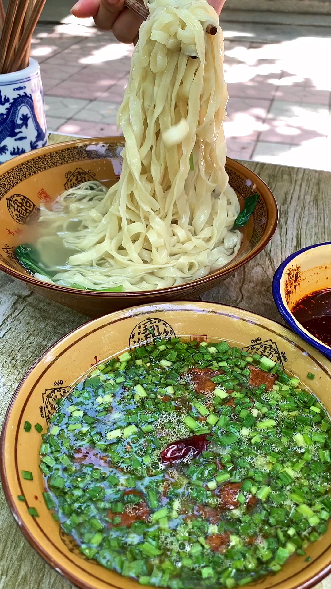 户县摆汤面每个人面前两个碗,一碗绿油油的汤臊子,一碗清汤面,咸鲜酸