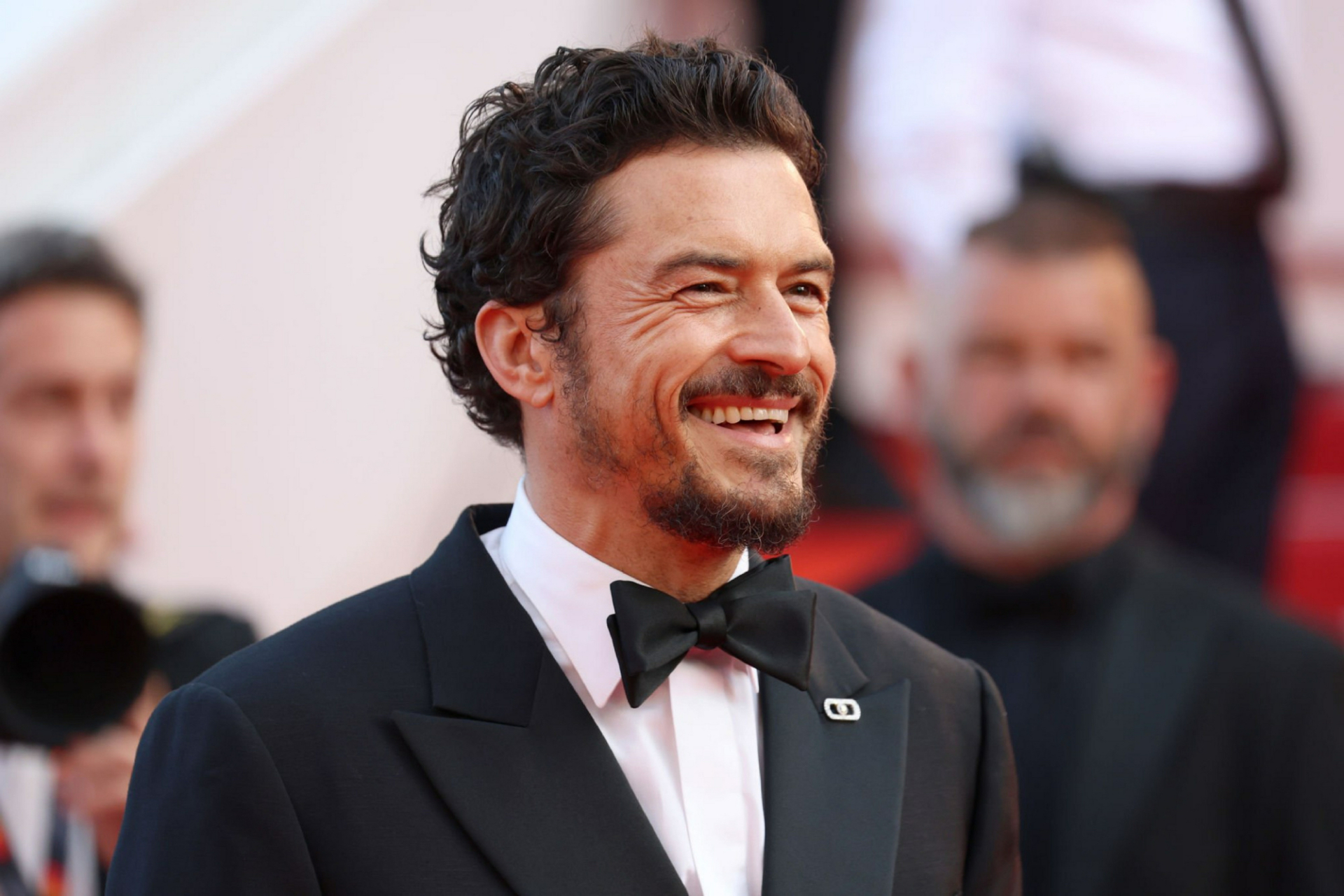 奥兰多布鲁姆orlando bloom帅气亮相第76届戛纳电影节闭幕式红毯.