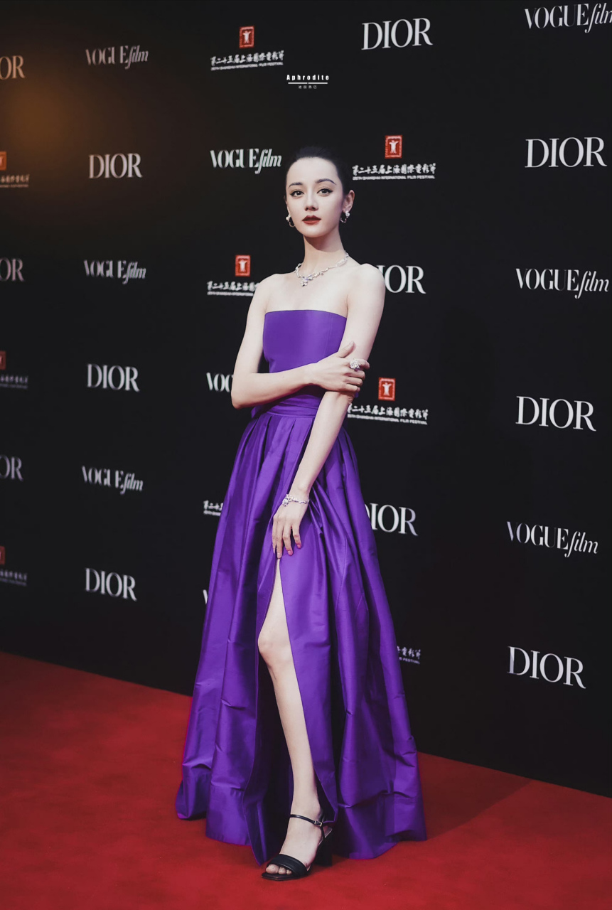 迪丽热巴,紫色开叉抹胸裙造型  