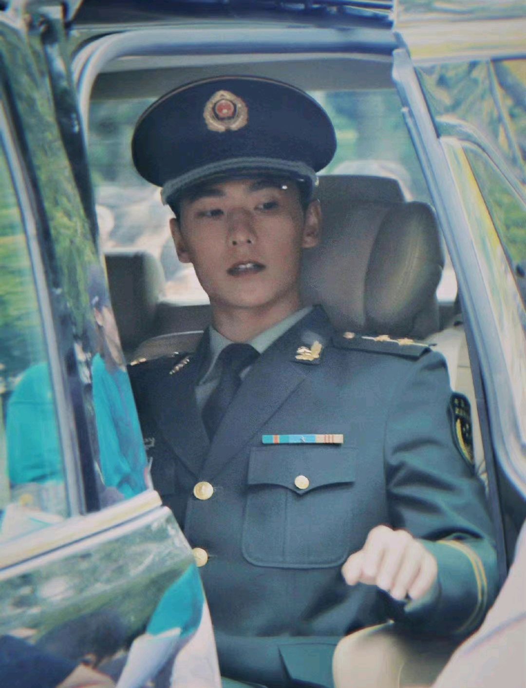 杨洋军装造型,不愧是军艺校草