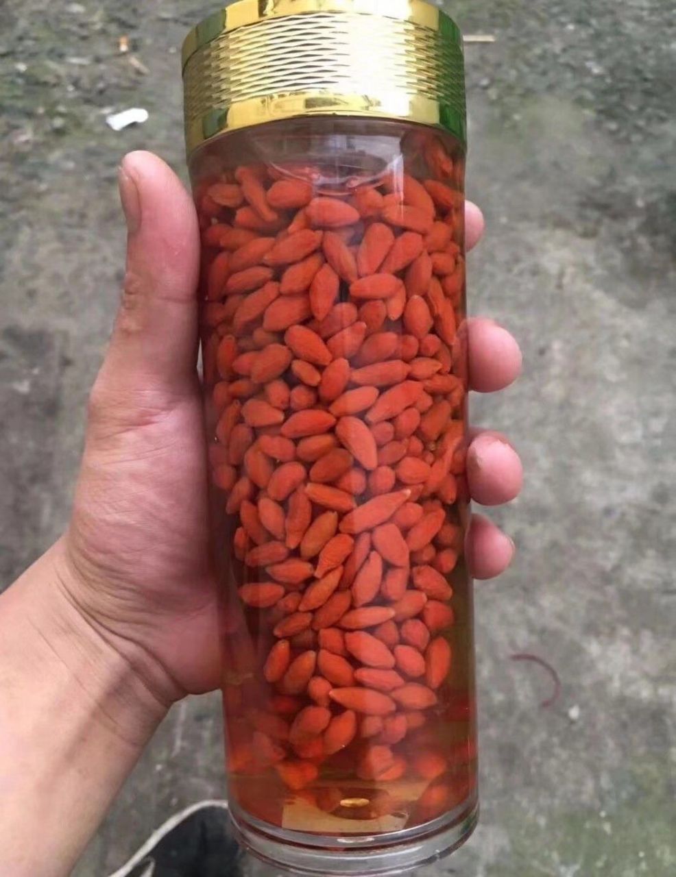 人到中年不得已,保温杯里泡枸杞 枸杞难挡岁月催,杯里再加点当归 当归