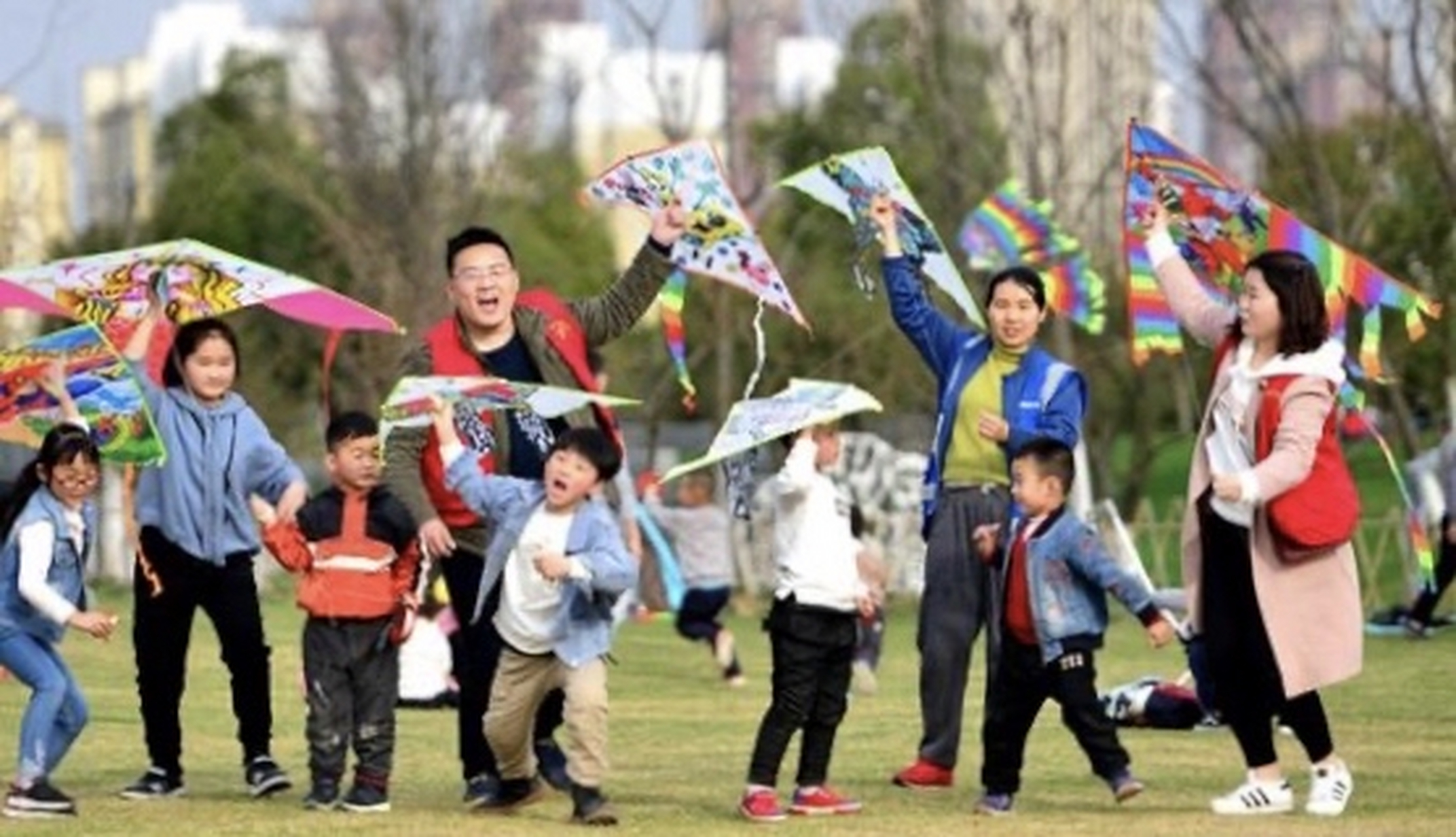 周末带孩子出去玩,有很多孩子和家长在放风筝,大家都玩的很开心,可接