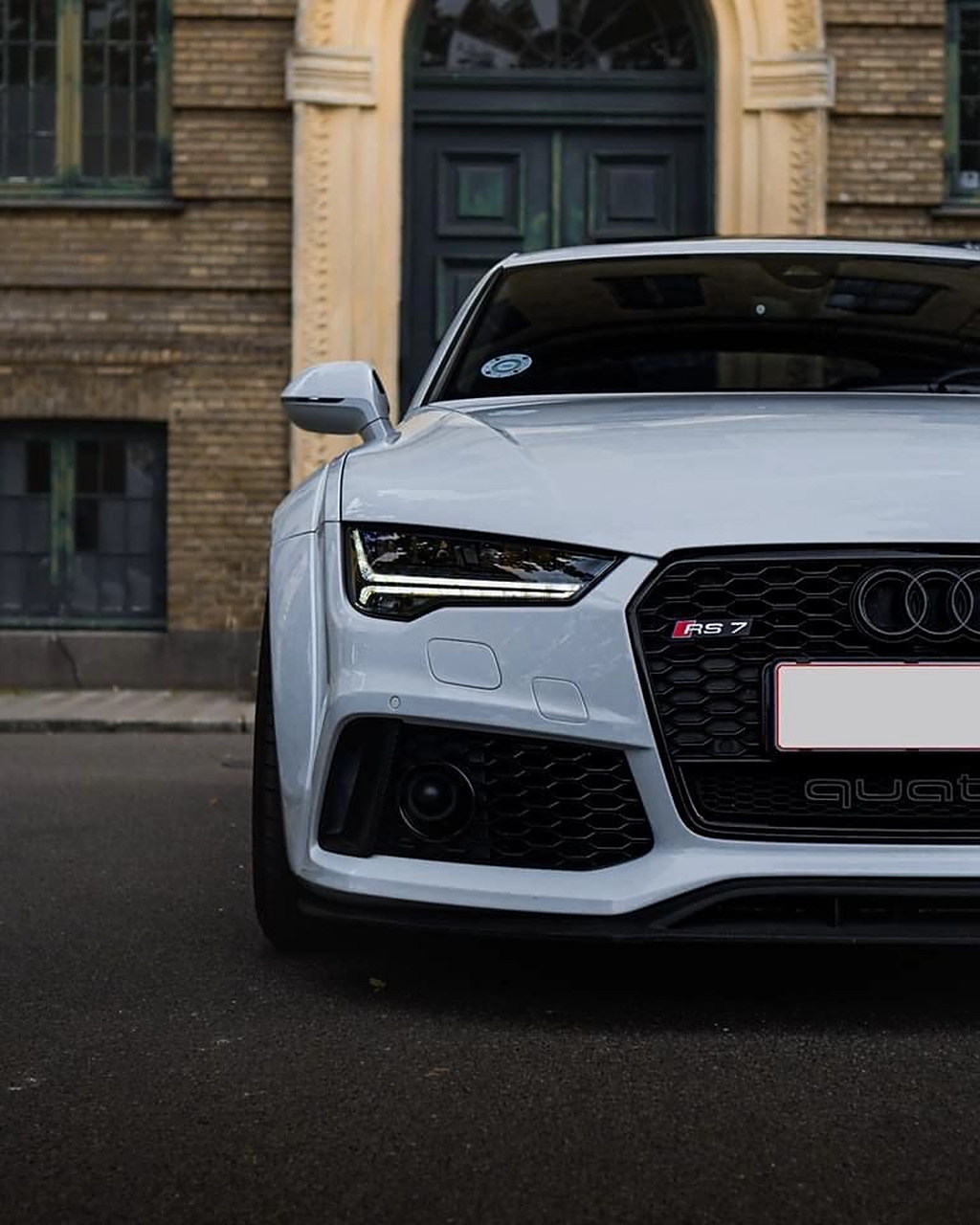 网上新款奥迪rs7很多,但是老款车型是不是好看帅气经典一点呢?