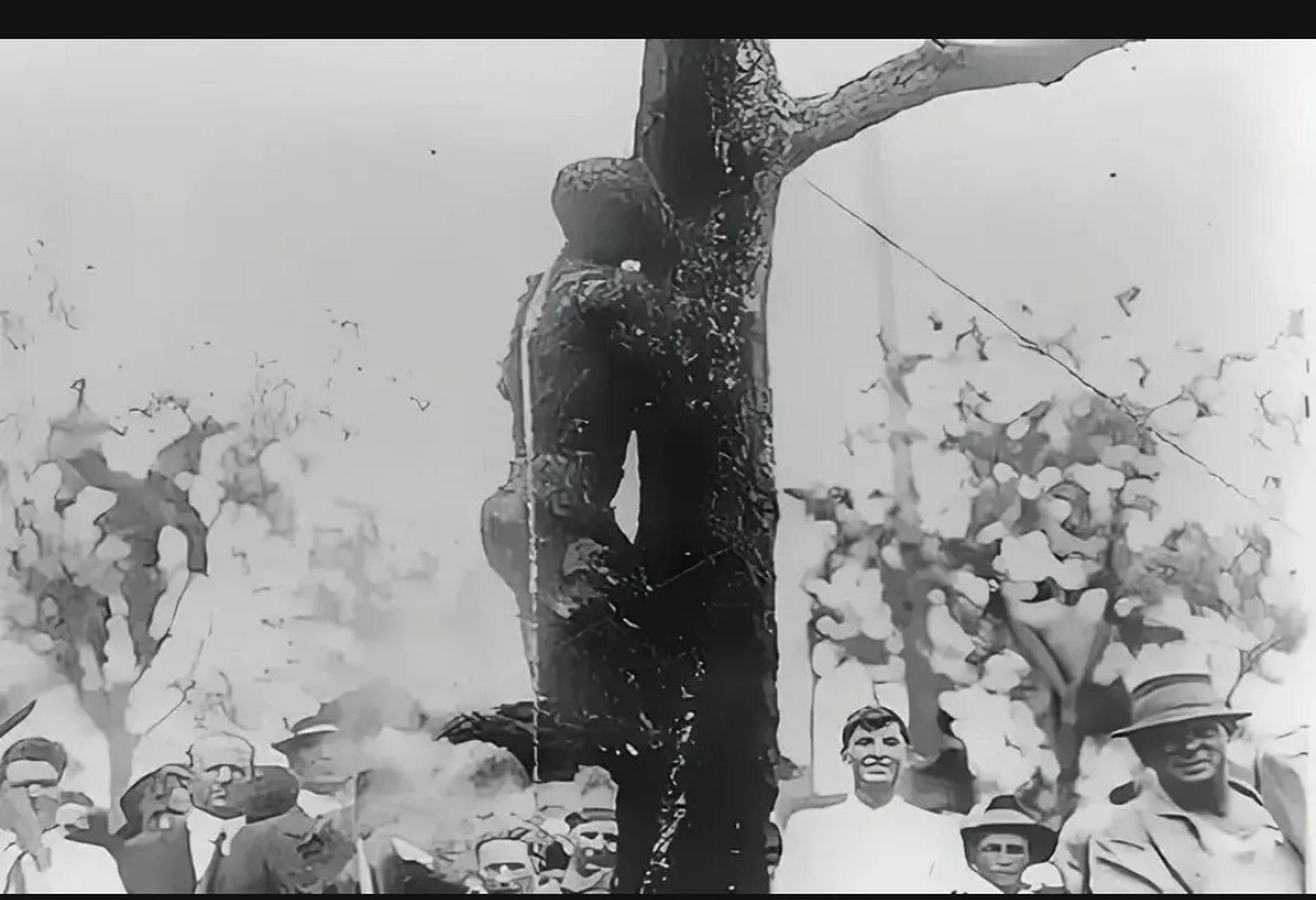 这是1916年,美国非洲裔少年,杰西·华盛顿被执行死刑的现场,当时暴徒