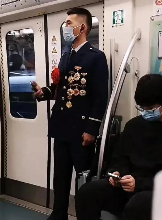 山东一位退伍军人,胸前佩戴红花,胸前挂着一枚勋章