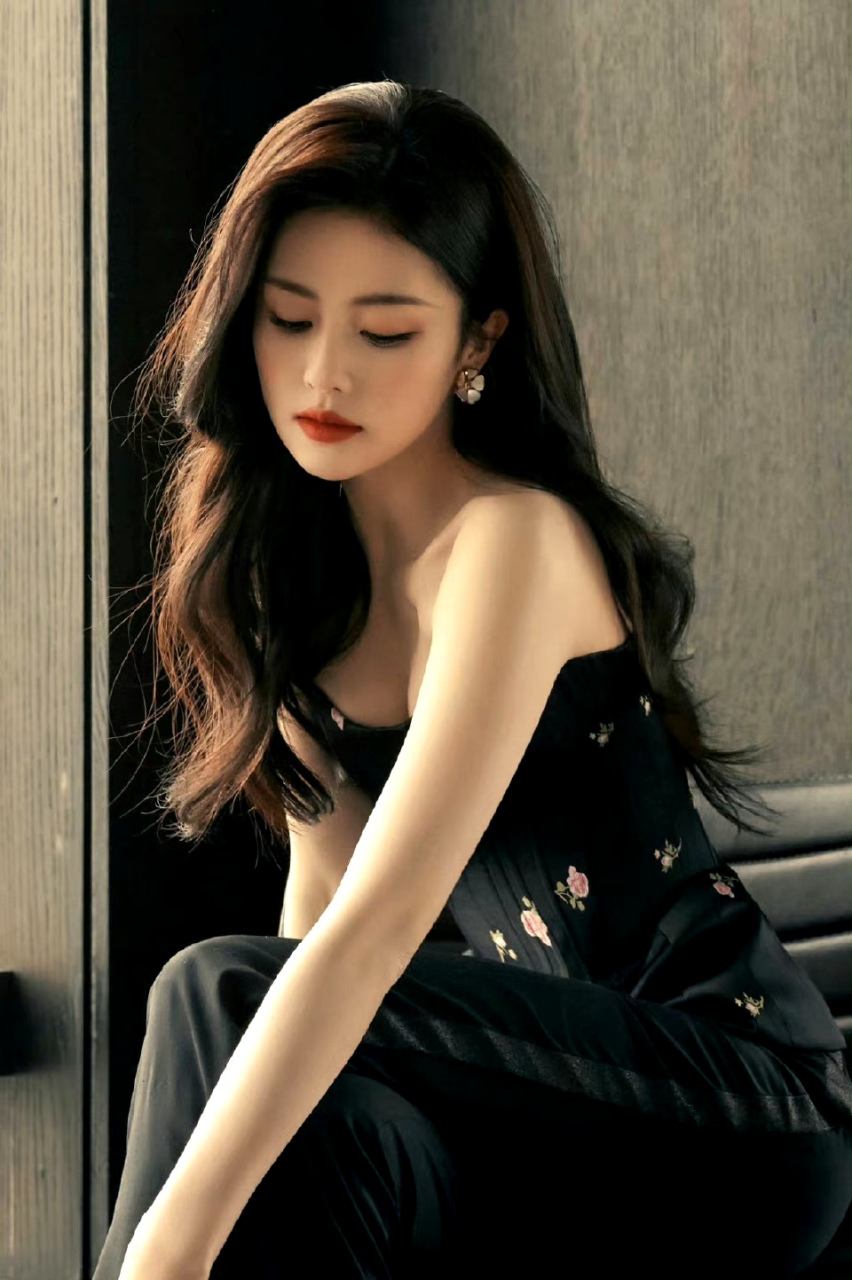 白鹿黑色连衣裙造型好性感