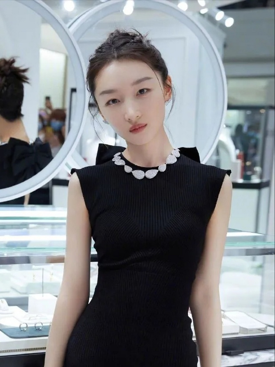 "周冬雨很直率:"原来拍一部戏是800w,现在差不多七千多万.