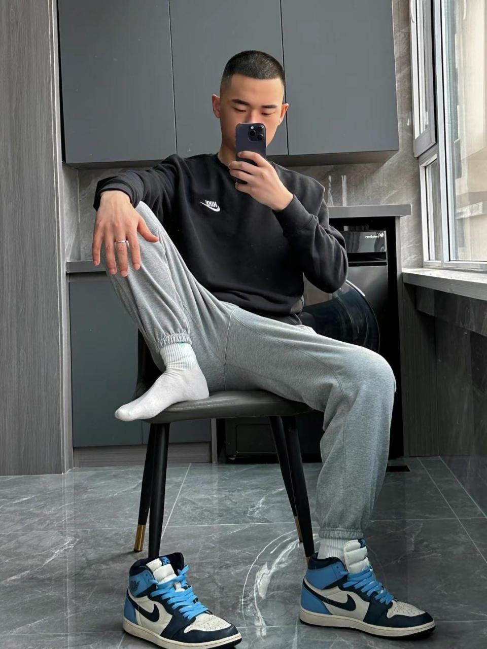 灰裤子白袜寸头小哥超级具有男人味#百家号星火计划