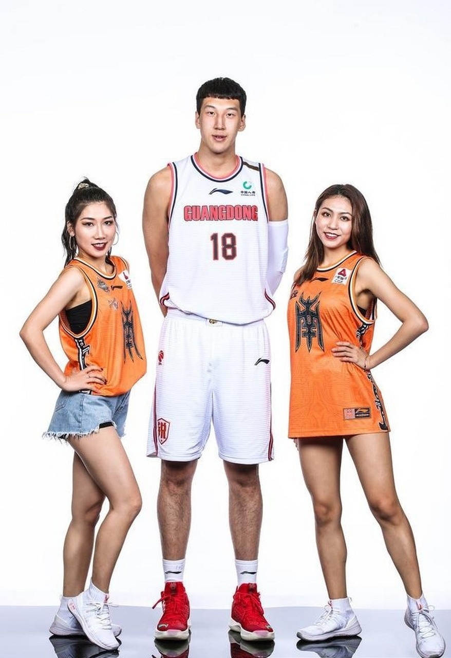 广东男篮球员杜润旺和啦啦队的合影,真不错![吃鲸][吃鲸] #cba