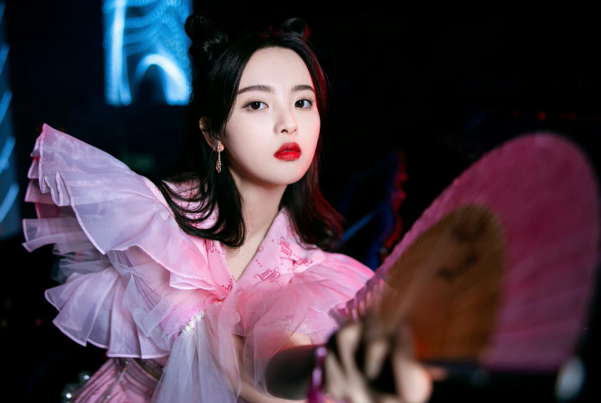 杨超越# 一袭粉色仙女裙,手执粉色竹扇,甜美清纯的容颜,明眸皓齿