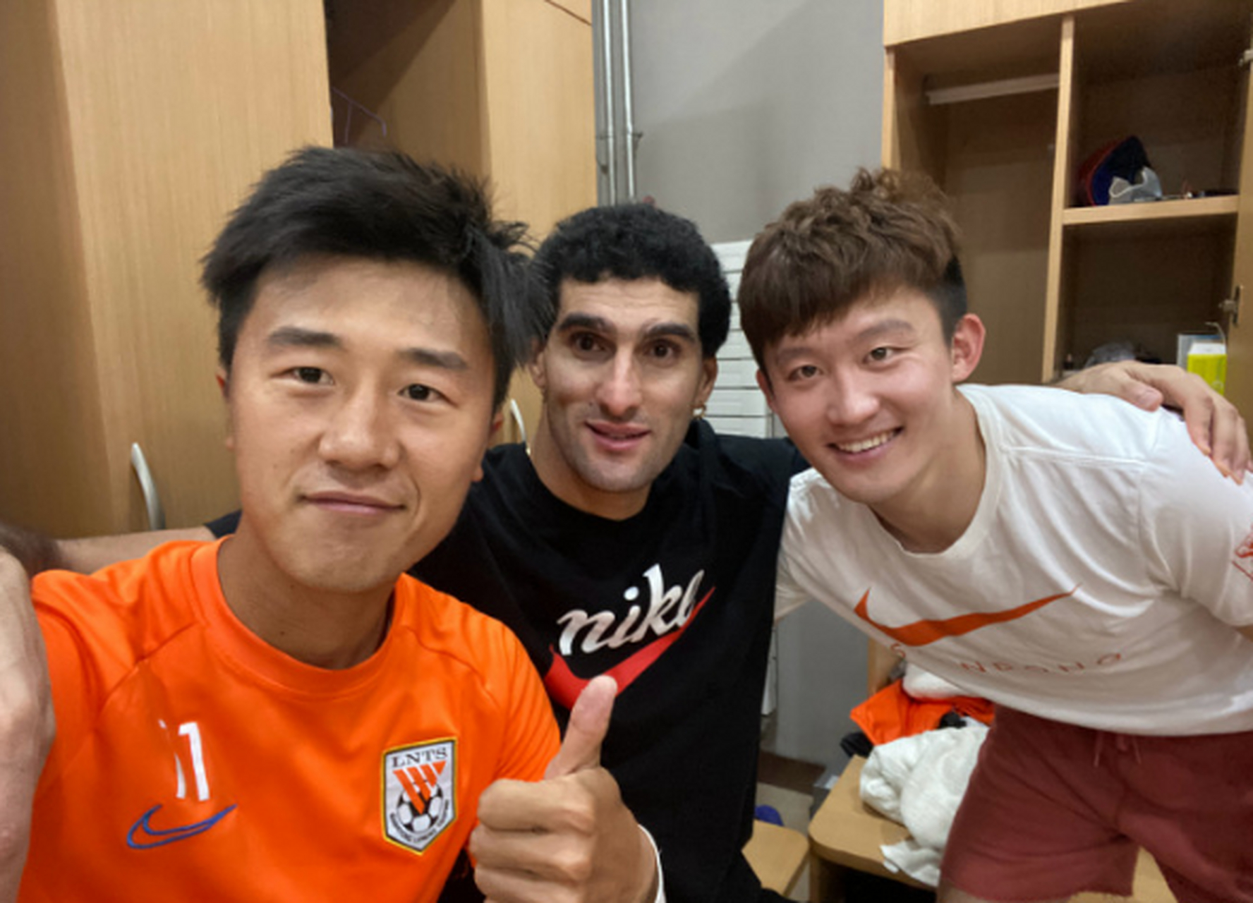 【#刘洋晒与费莱尼合影#】山东鲁能球员刘洋在微博写道:欢迎回家,兄弟