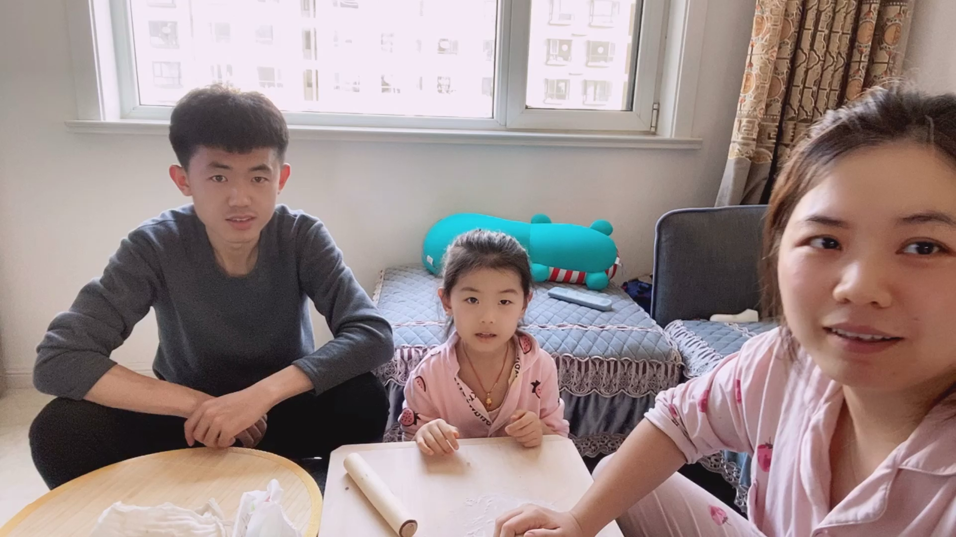 全家一起包饺子,可爱的女儿竟然会擀饺子皮
