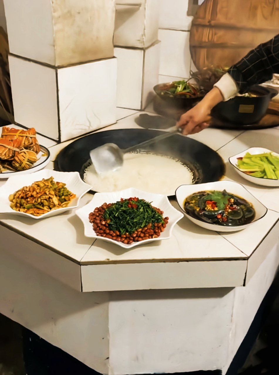 我还是第一次见,有人用铁锅来蒸米饭的……  莫非这就是农村里的"农家