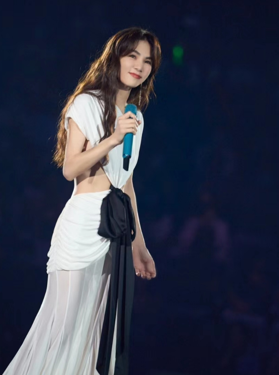 ella陈嘉桦参加演出状态超好,长发及腰气质婉约,形象已然是优雅的御姐