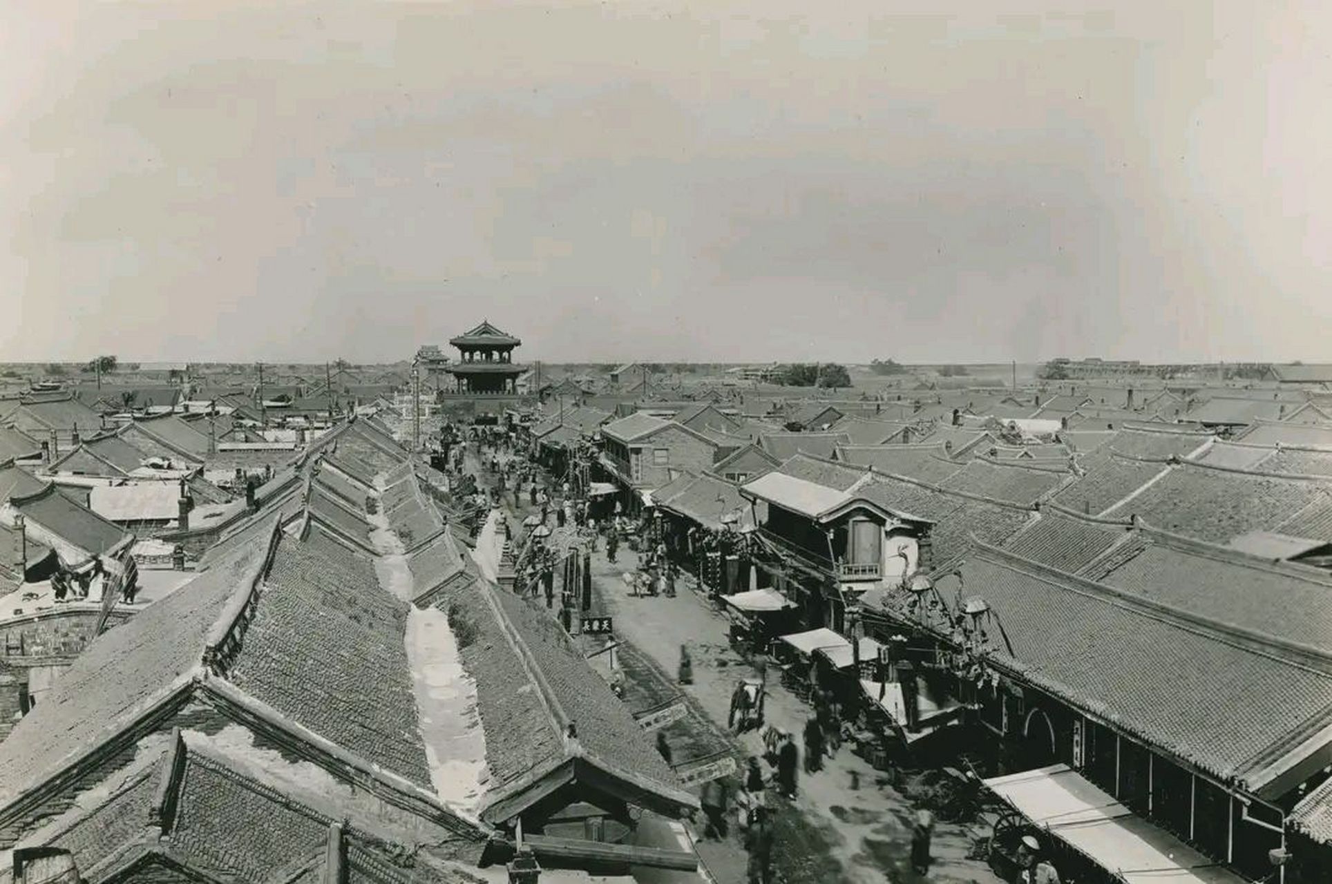 辽宁沈阳的老照片:这是1909年拍摄的沈阳古城建筑景观风貌和市井生活