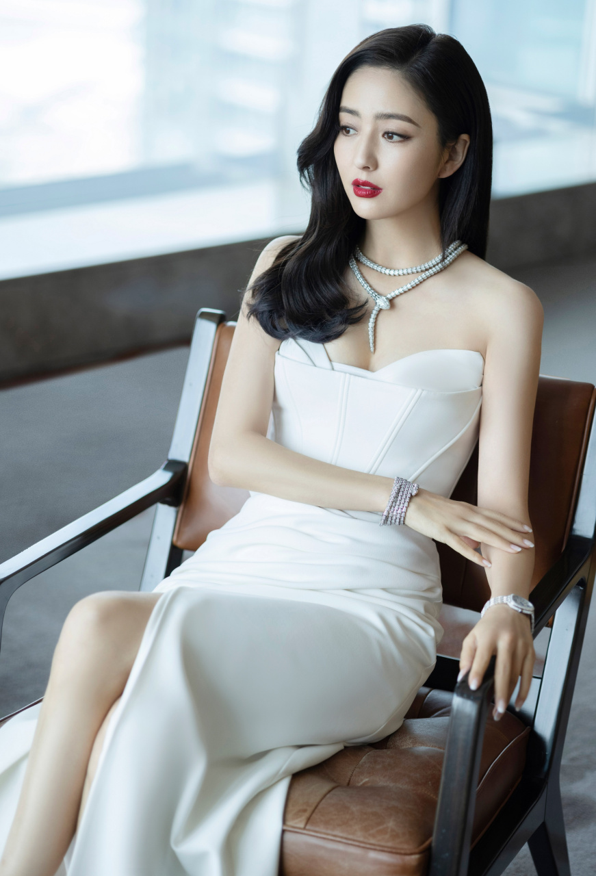 佟丽娅白色抹胸修身长裙造型优雅美丽#娱乐大赏# #非常有气质的女明星