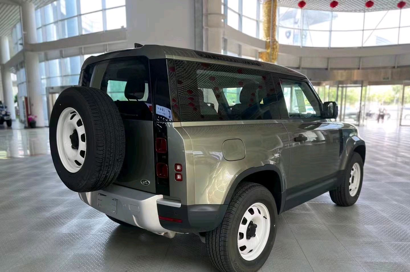 路虎卫士双门低配版实拍,铁轮毂质朴十足,2.0t引擎表现出色