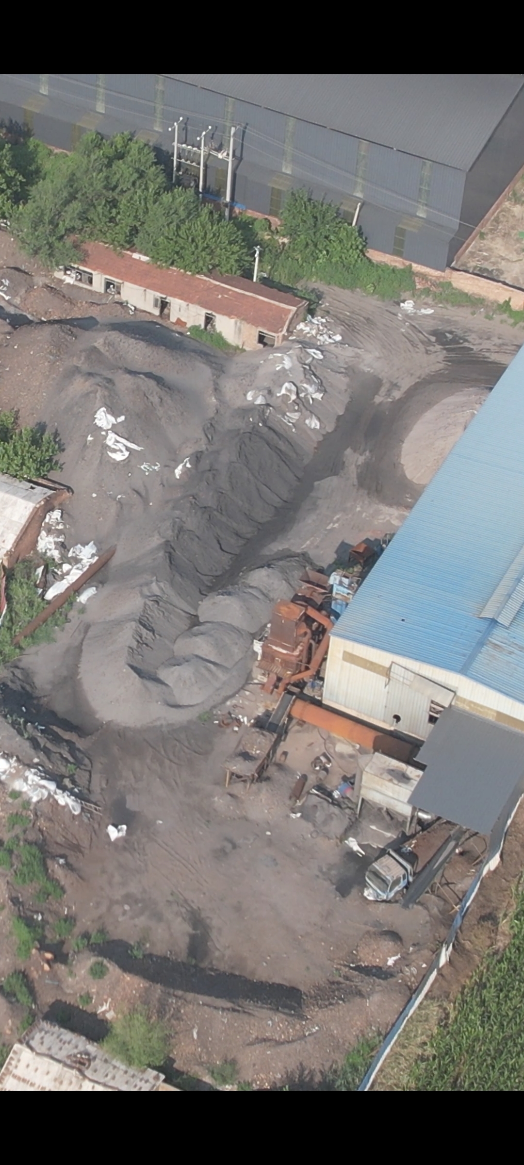 河北南皮县鲍官屯镇一场院堆放大量铸造废砂污染严重