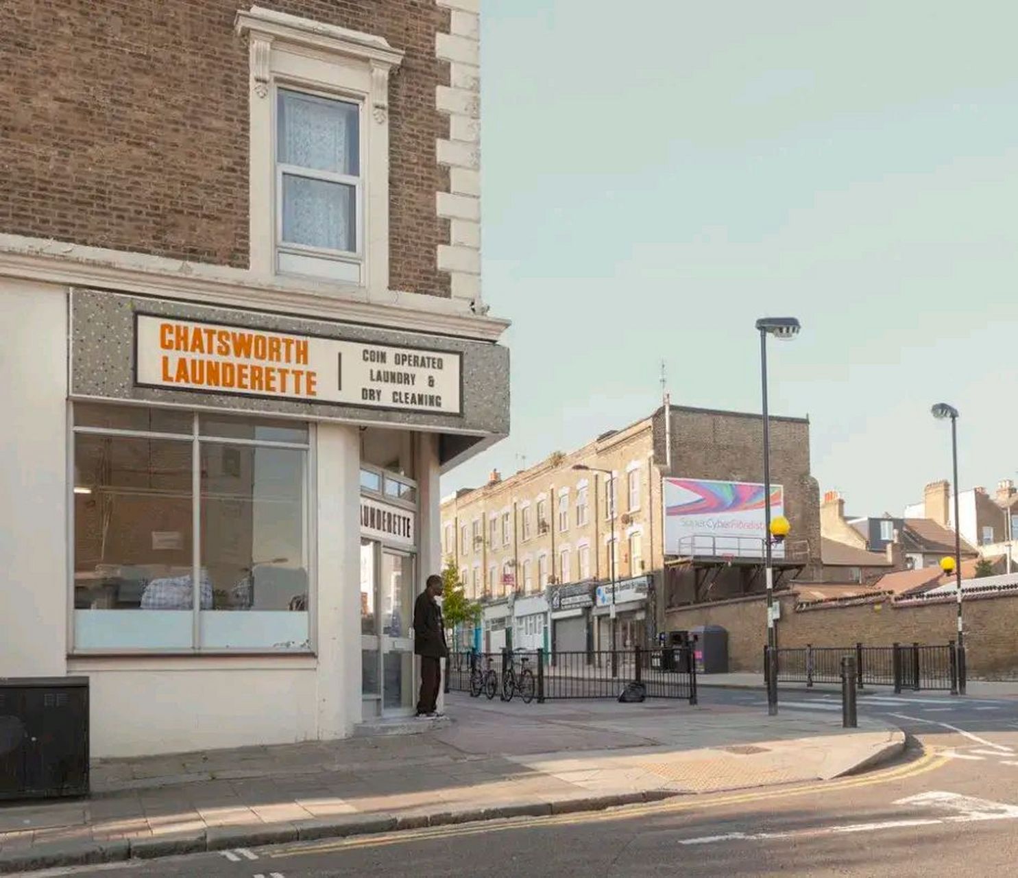 我侄子在英国留学,发来他在英国的城市生活照,感觉太落后了,就和我们