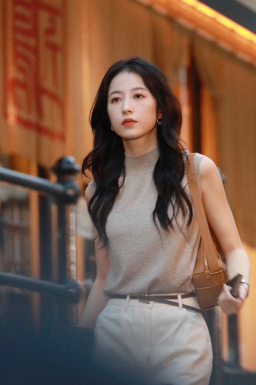 周雨彤香港街拍 随便一按快门就是原图直出||(其实是在拍戏的 第一次