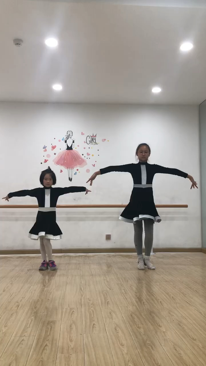 大姐姐带小妹妹跳舞真的超级无敌可爱