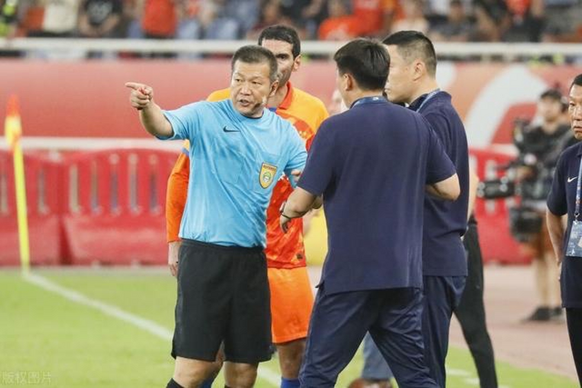 足协力挺争议裁判王竞!费莱尼头球进球不是误判!