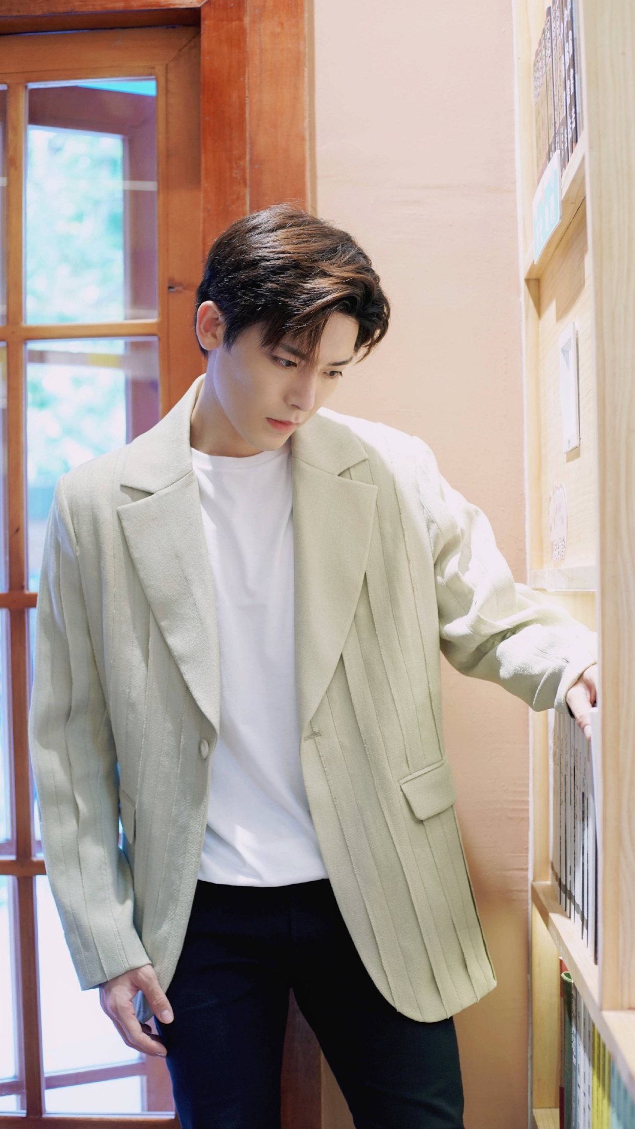 演员侯明昊,电视剧《寒武纪》中帅气的捡子哥,来看帅照