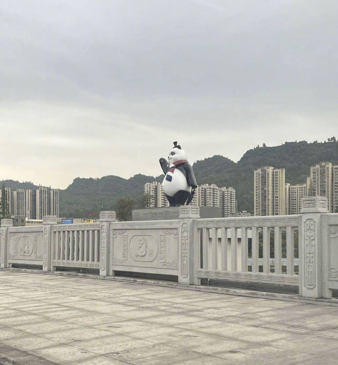 雅安大熊猫雕塑穿和服？真相来了